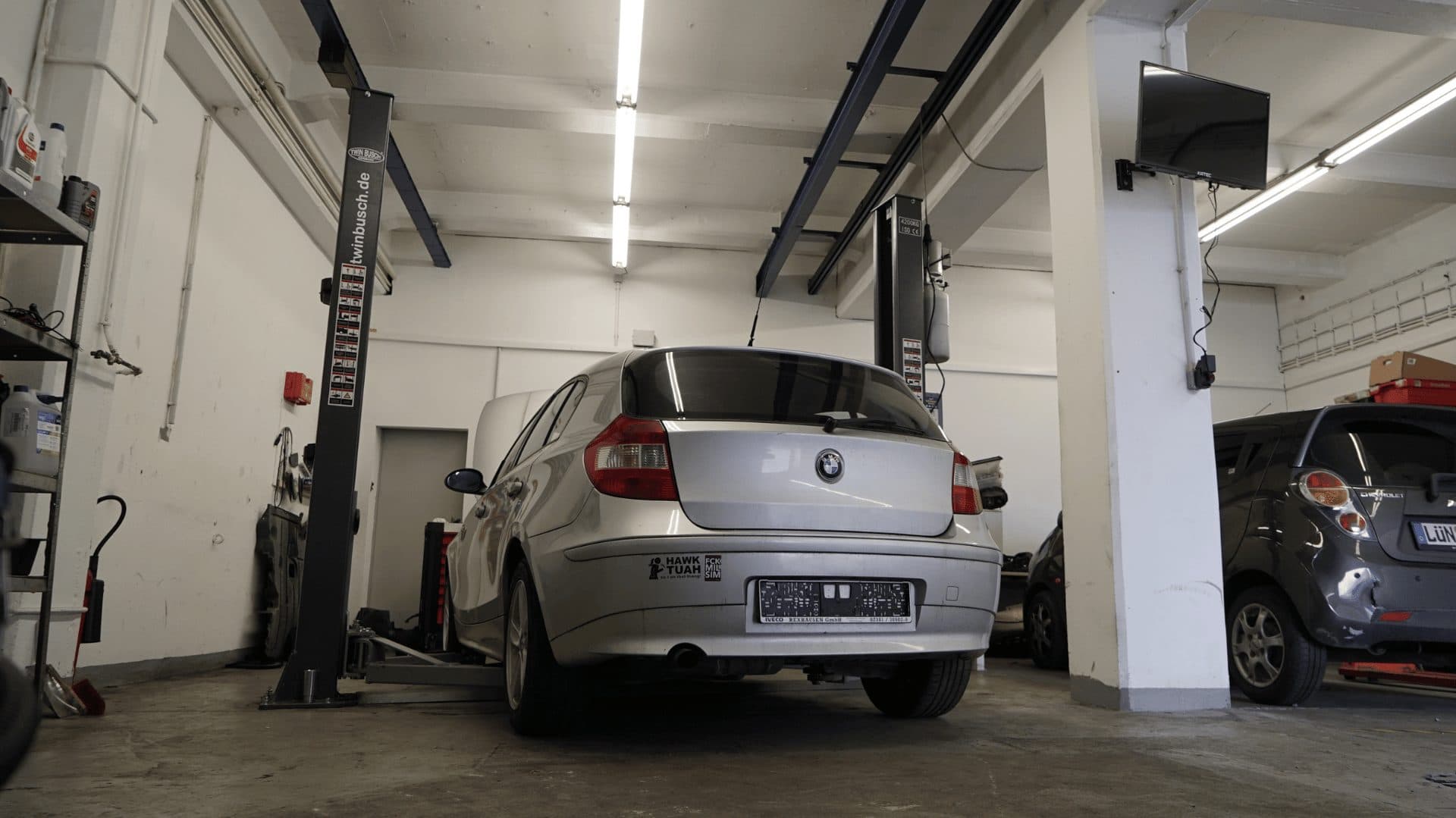 Silberner BMW in der hellen Werkstatthalle von Olafs KFZ-Werkstatt in Dortmund